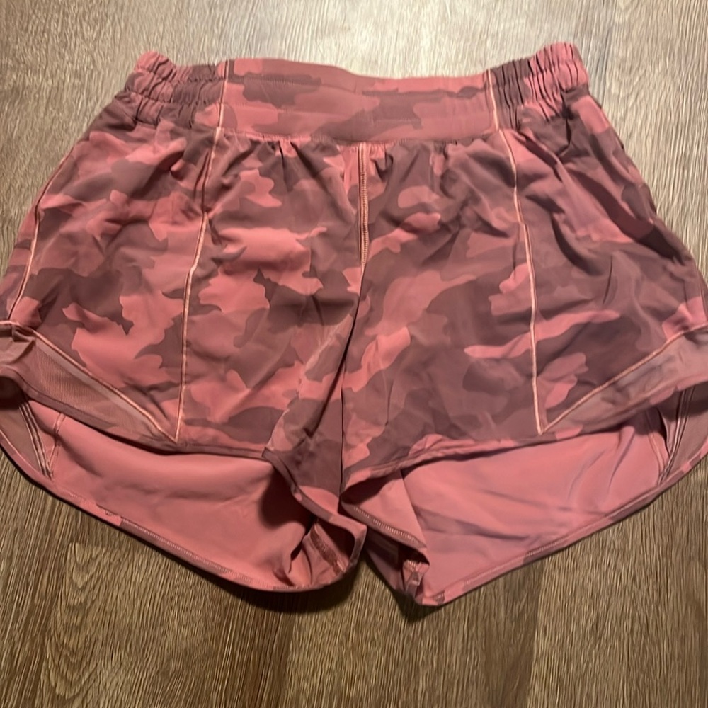 Lululemon hotty hot low rise lined 4”